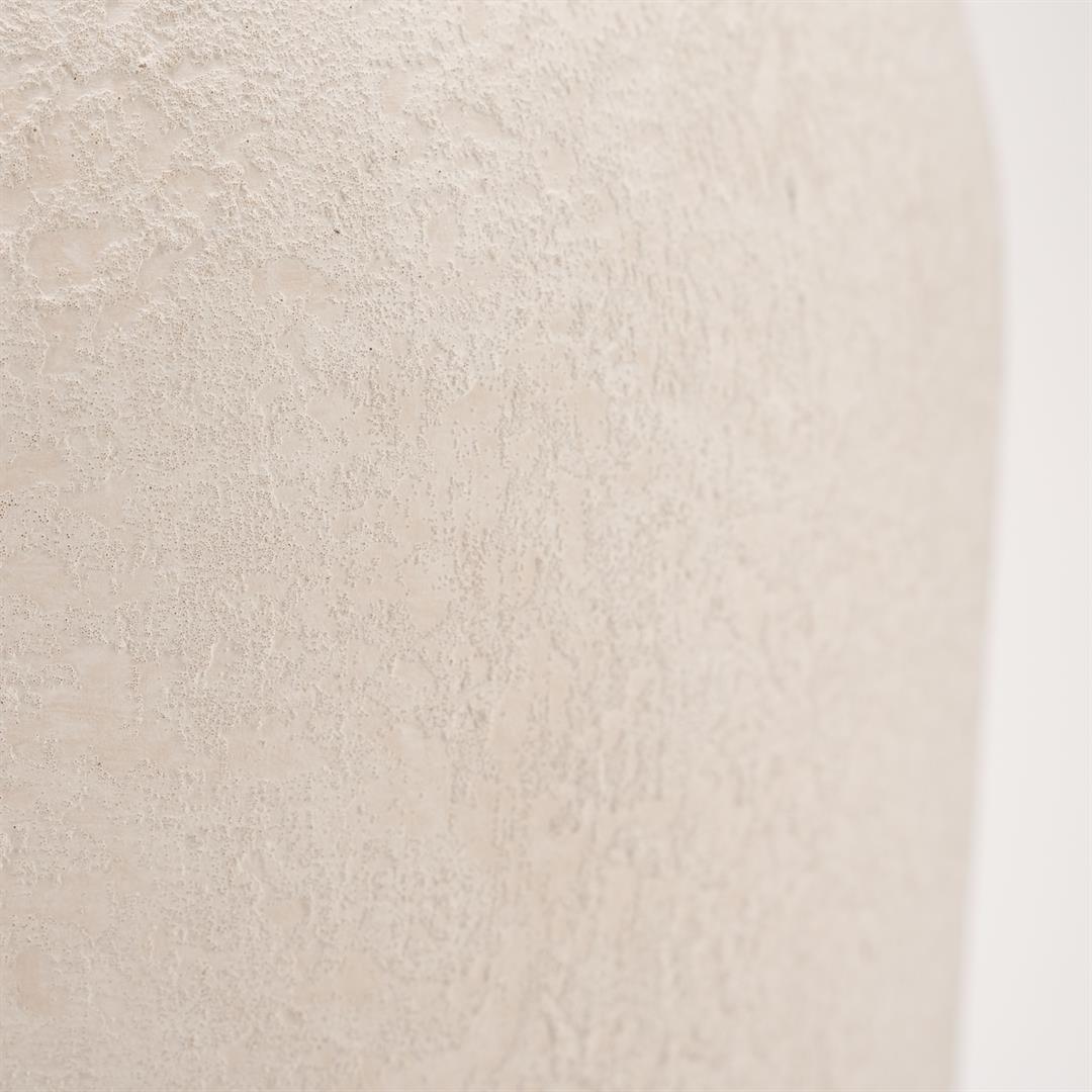 Linjakas korkea saviruukku luonnonvalkoinen